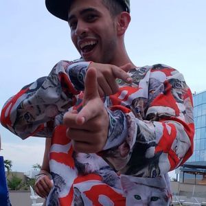 Meet your Posher, Carlos